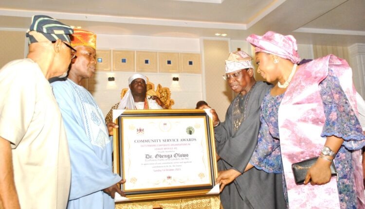 Dr Gabriel Olowo receives award from Ooni of Ife